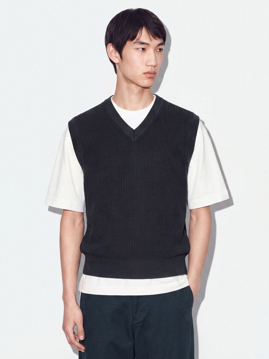 Blue cropped pure cotton vest with deep V-neck_0