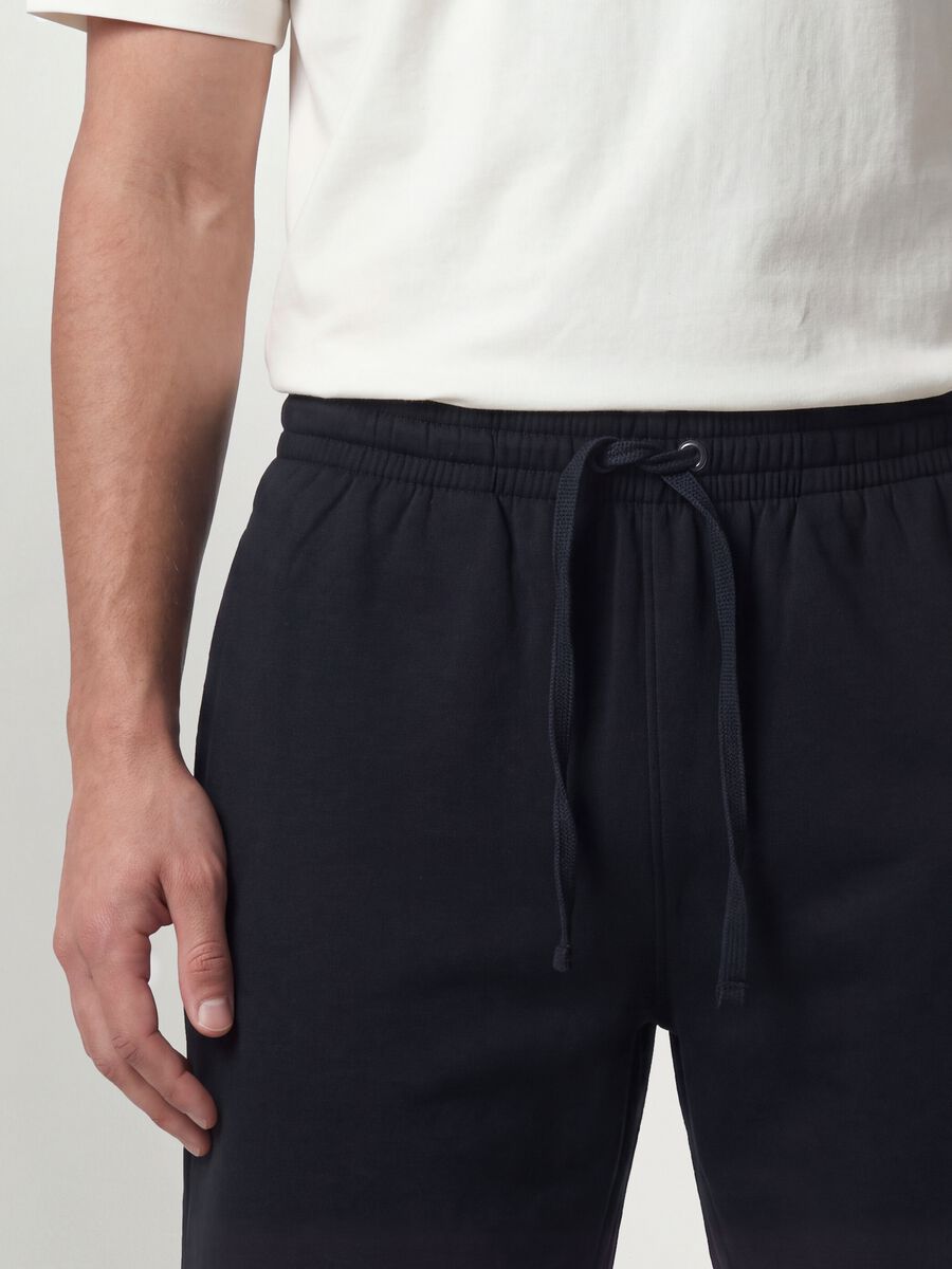 Black cotton-blend shorts with elasticated waist, regular fit_2