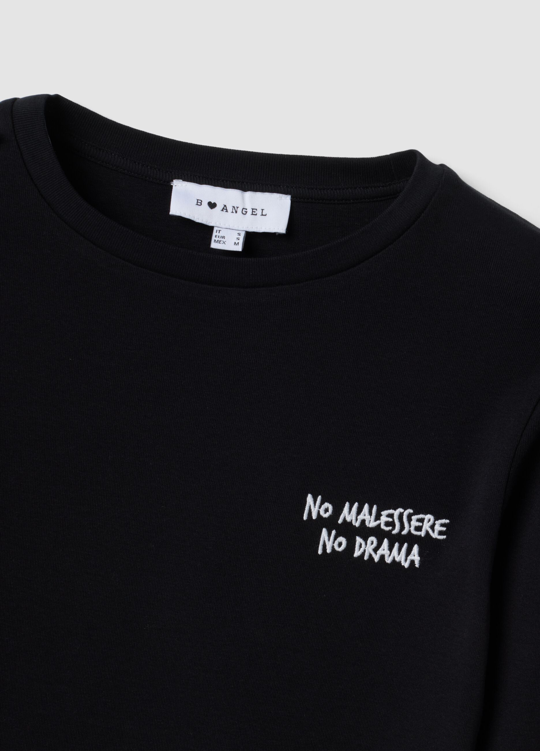 &Mu;&alpha;ύ&rho;&omicron; T-shirt &alpha;&pi;ό 100% &beta;&alpha;&mu;&beta;ά&kappa;&iota; &mu;&epsilon; lettering &sigma;&tau;&omicron; &sigma;&tau;ή&theta;&omicron;&sigmaf;