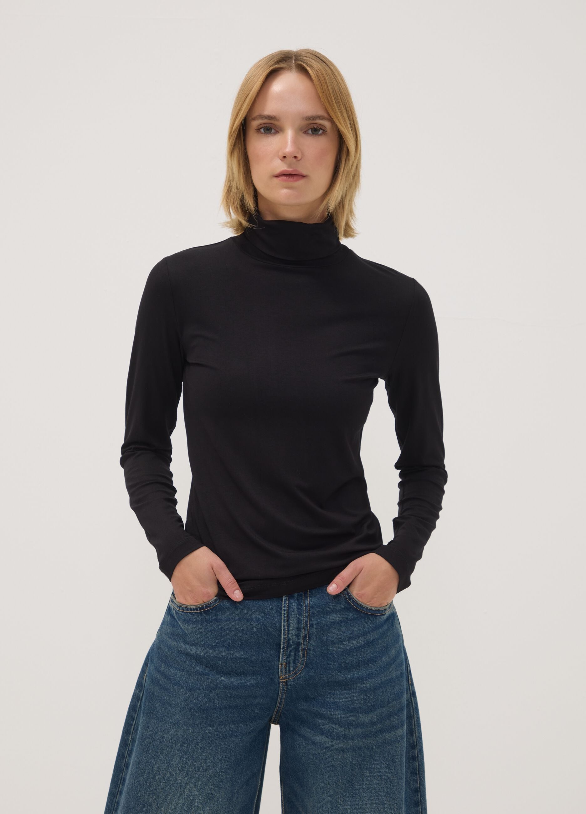 Schwarzes Shirt aus elastischer Viskose mit Stehkragen, Regular Fit