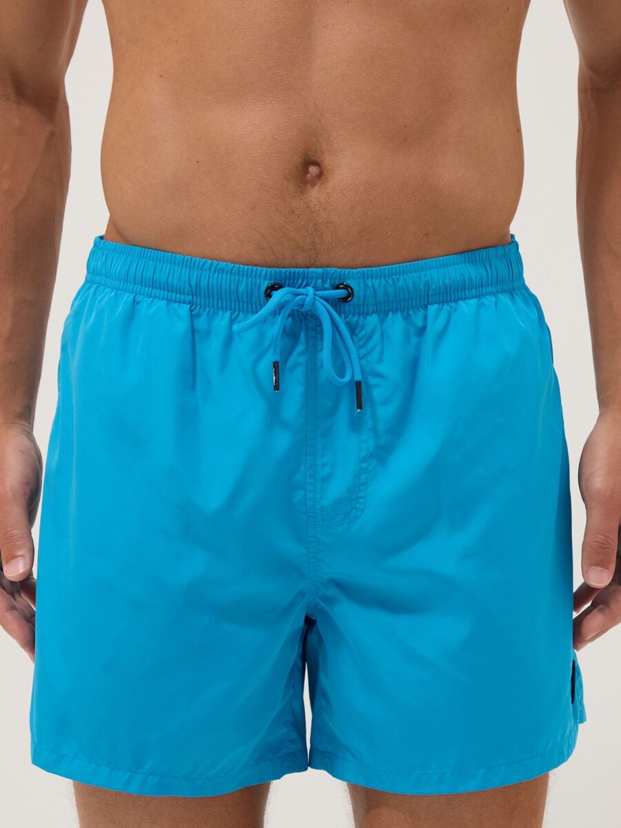 Ba&ntilde;ador tipo bermuda azul con cintura el&aacute;stica y cord&oacute;n_2