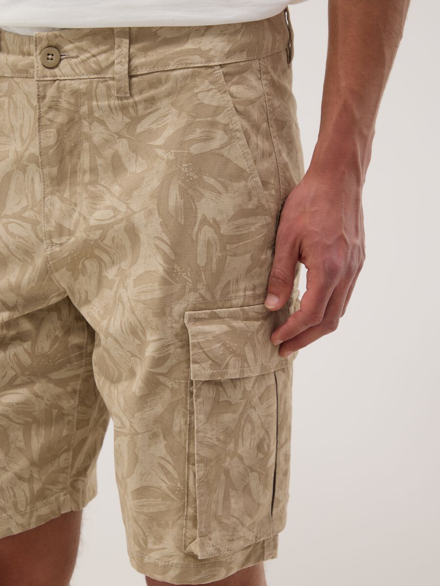 Beige stretch cotton cargo bermuda shorts_3