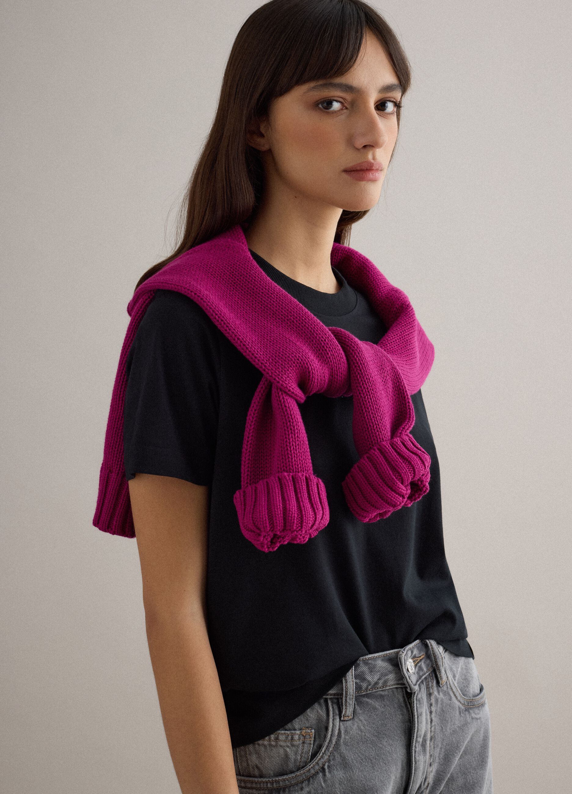 &Mu;&alpha;ύ&rho;&omicron; t-shirt &mu;&epsilon; &sigma;&tau;&rho;&omicron;&gamma;&gamma;&upsilon;&lambda;ή &lambda;&alpha;&iota;&mu;ό&kappa;&omicron;&psi;&eta; &alpha;&pi;ό &kappa;&alpha;&theta;&alpha;&rho;ό &beta;&alpha;&mu;&beta;ά&kappa;&iota; &sigma;&epsilon; &kappa;&alpha;&nu;&omicron;&nu;&iota;&kappa;ή &epsilon;&phi;&alpha;&rho;&mu;&omicron;&gamma;ή