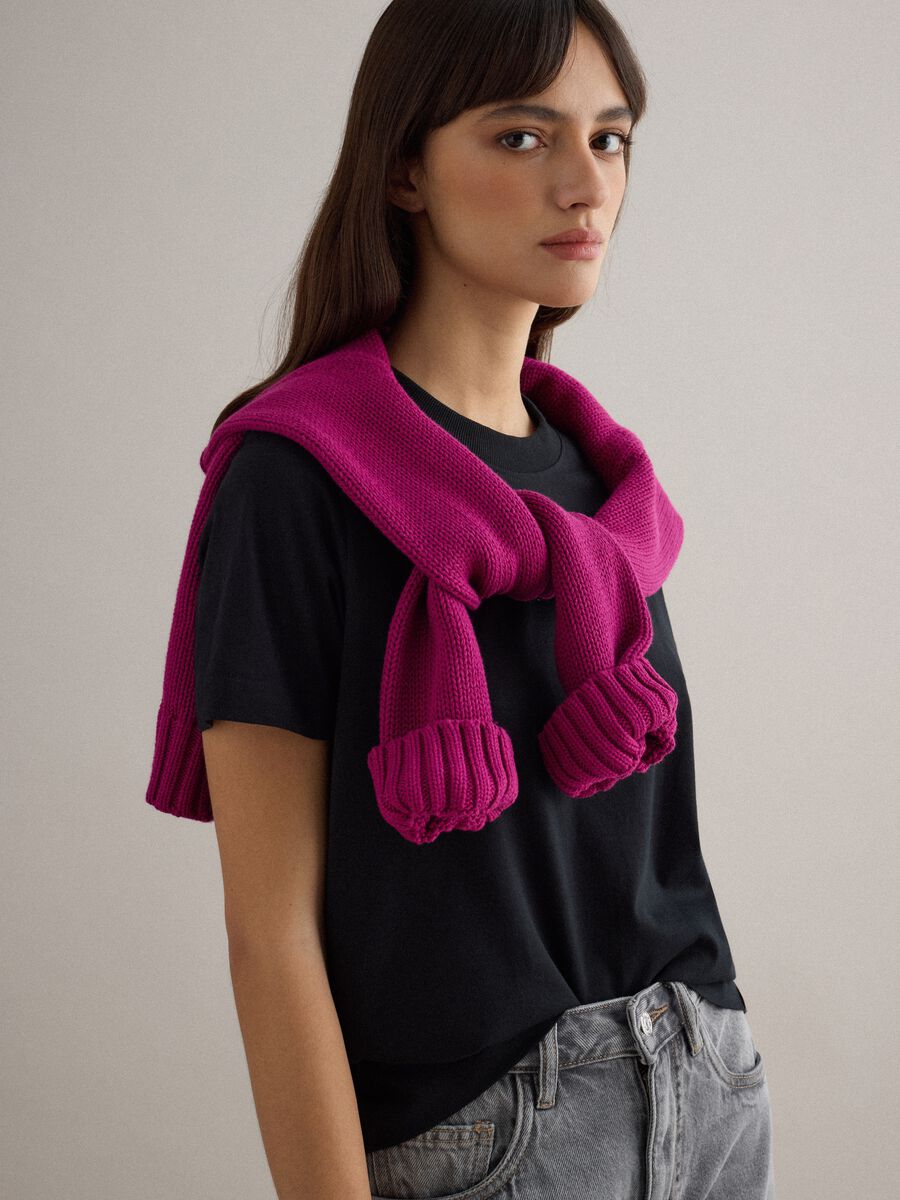 &Mu;&alpha;ύ&rho;&omicron; t-shirt &mu;&epsilon; &sigma;&tau;&rho;&omicron;&gamma;&gamma;&upsilon;&lambda;ή &lambda;&alpha;&iota;&mu;ό&kappa;&omicron;&psi;&eta; &alpha;&pi;ό &kappa;&alpha;&theta;&alpha;&rho;ό &beta;&alpha;&mu;&beta;ά&kappa;&iota; &sigma;&epsilon; &kappa;&alpha;&nu;&omicron;&nu;&iota;&kappa;ή &epsilon;&phi;&alpha;&rho;&mu;&omicron;&gamma;ή_0