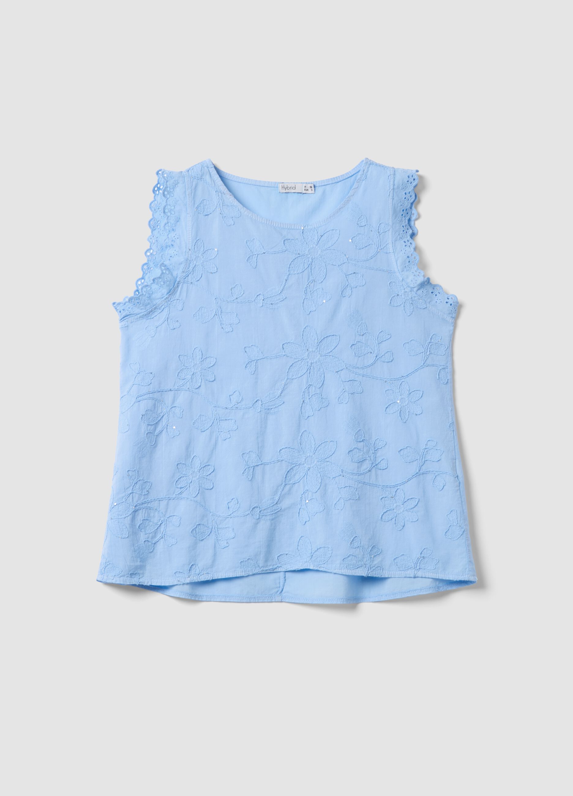 Blusa azul-celeste em algod&atilde;o puro com bordados florais, corte regular