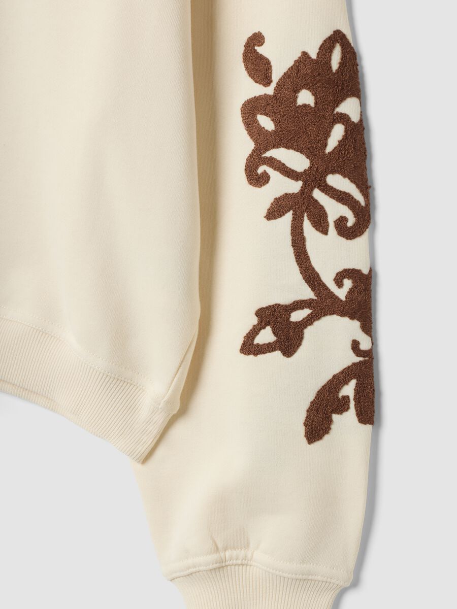 Weisses Sweatshirt aus Baumwollmix mit Stickereien, Regular Fit_1