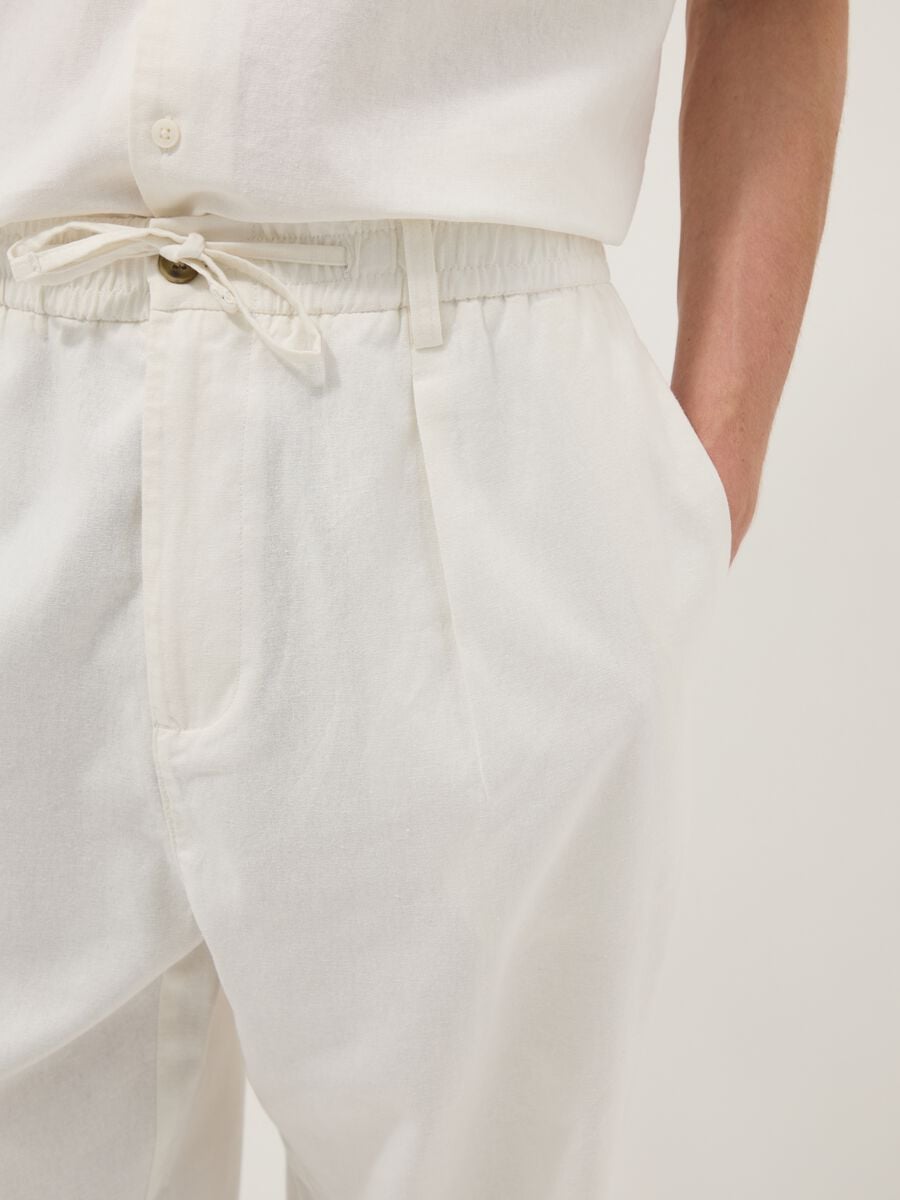 Pantal&oacute;n blanco en mezcla de lino y algod&oacute;n con cintura el&aacute;stica_3