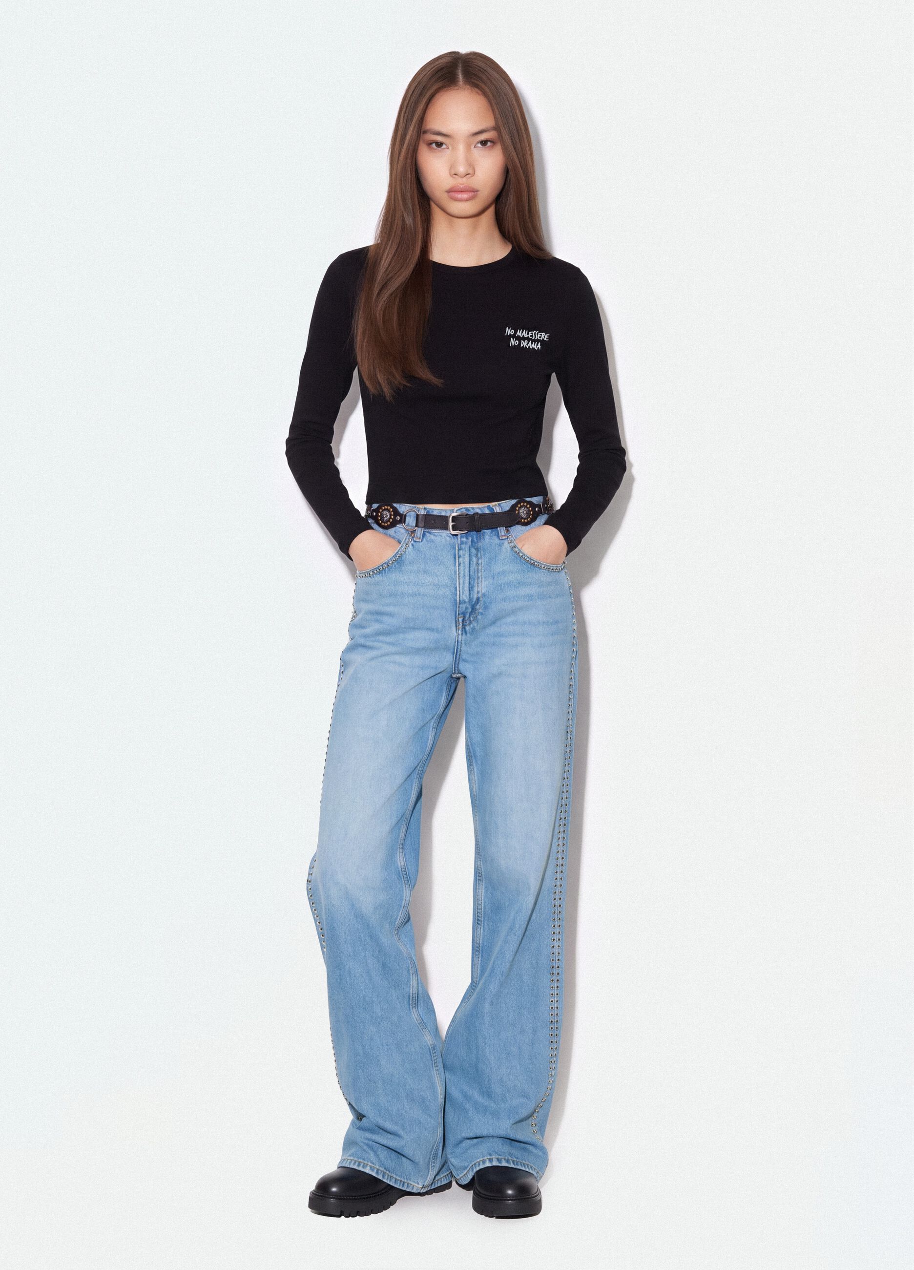 &Mu;&alpha;ύ&rho;&omicron; T-shirt &alpha;&pi;ό 100% &beta;&alpha;&mu;&beta;ά&kappa;&iota; &mu;&epsilon; lettering &sigma;&tau;&omicron; &sigma;&tau;ή&theta;&omicron;&sigmaf;