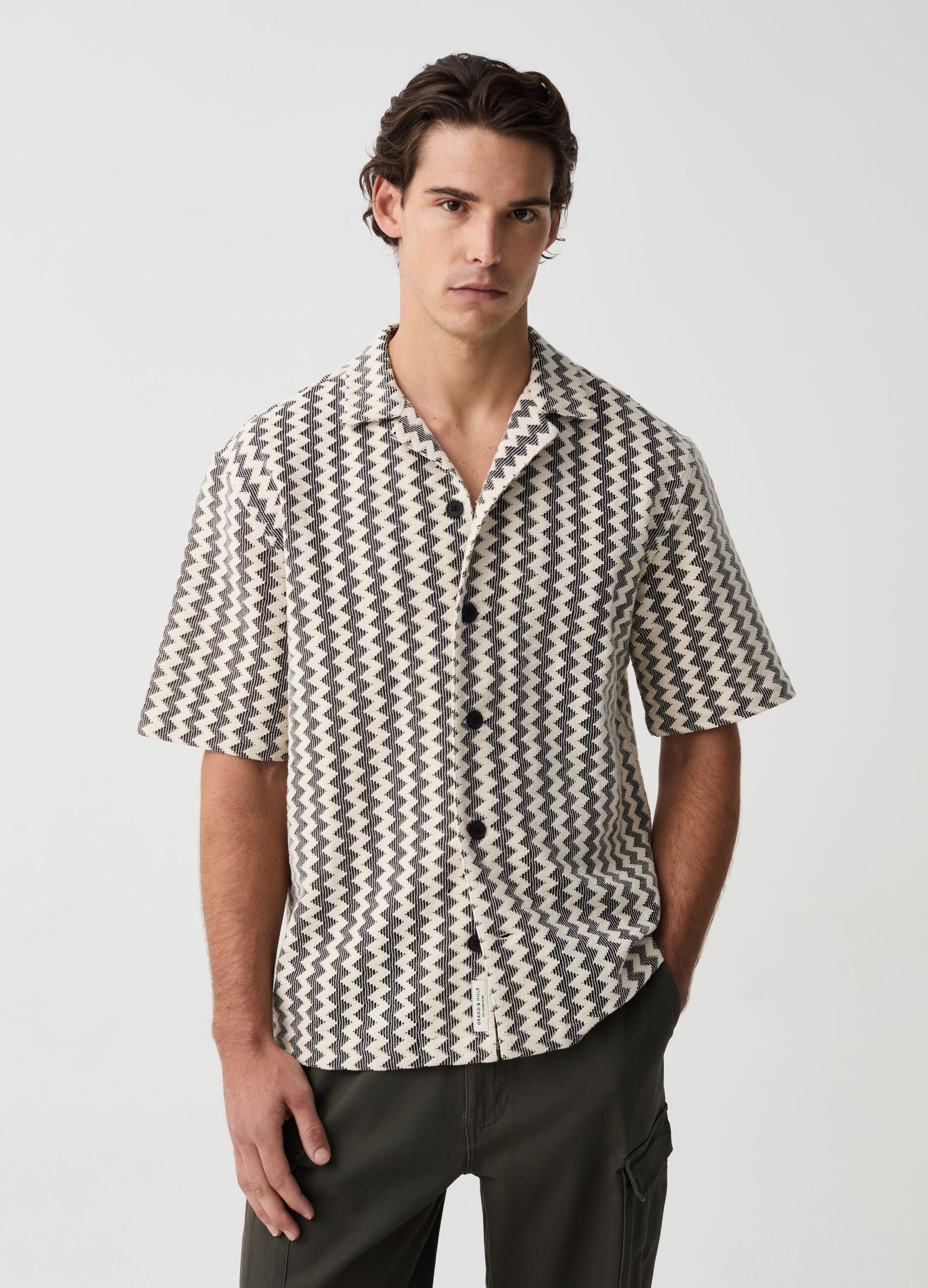 Short-sleeved shacket with zigzag pattern