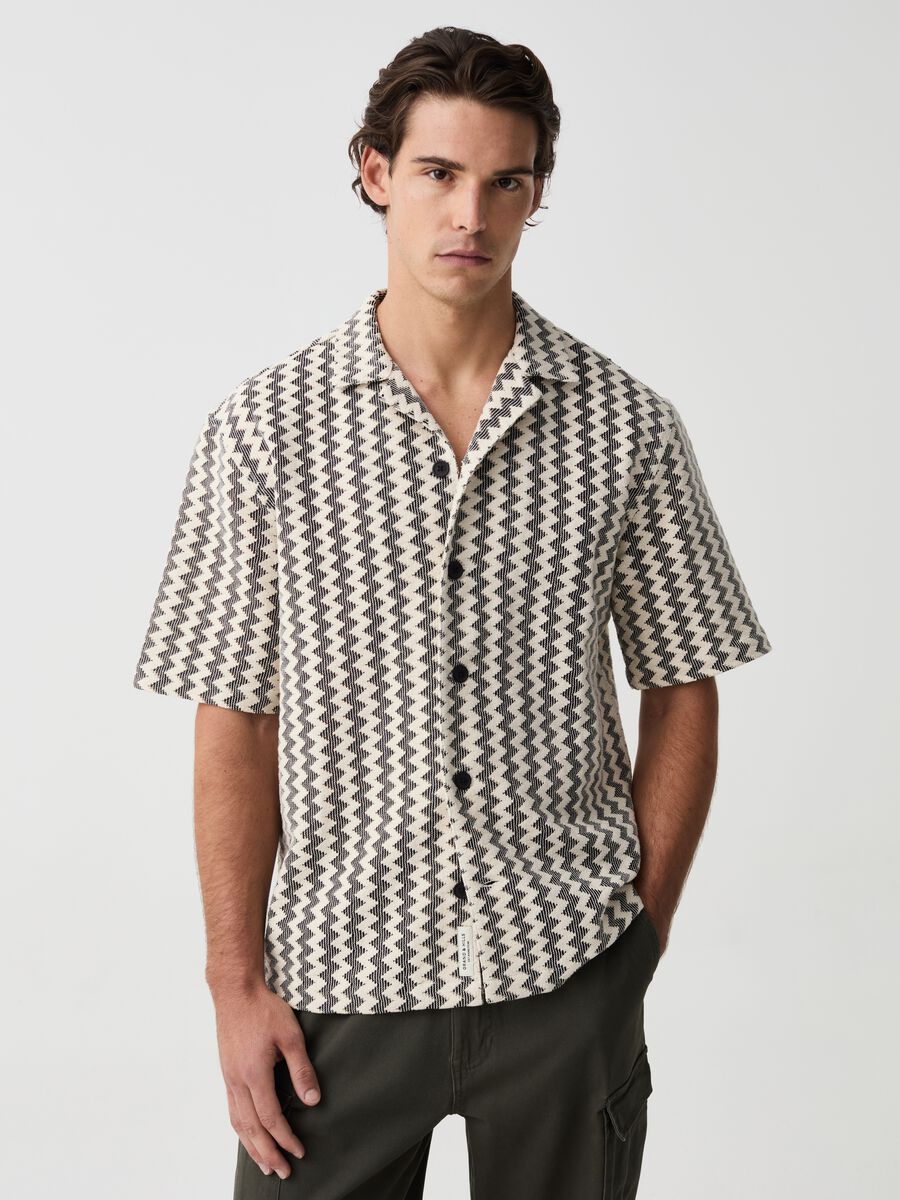 Short-sleeved shacket with zigzag pattern_0