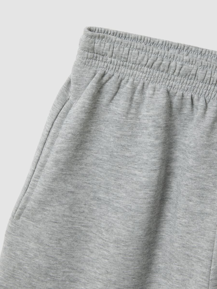 Short gris en mezcla de algod&oacute;n con cintura el&aacute;stica_1