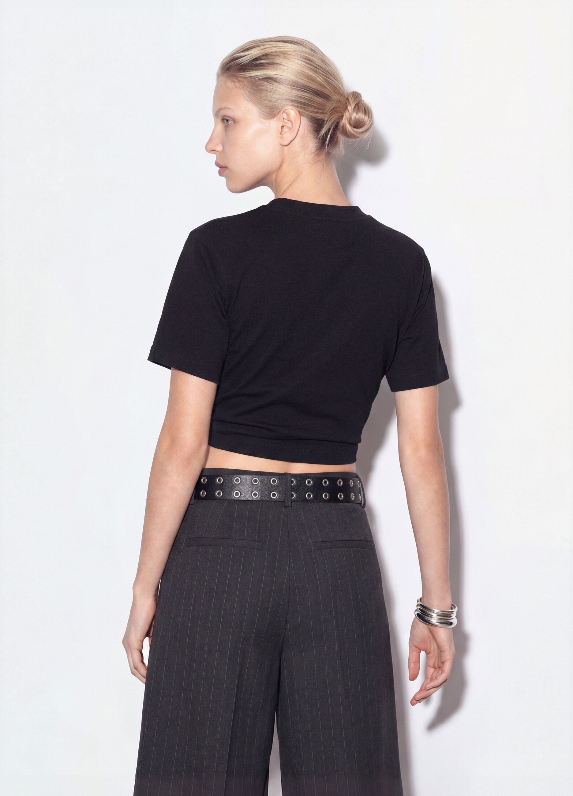 &Mu;&alpha;ύ&rho;&omicron; T-shirt &alpha;&pi;ό 100% &beta;&alpha;&mu;&beta;ά&kappa;&iota; &sigma;&epsilon; relaxed &epsilon;&phi;&alpha;&rho;&mu;&omicron;&gamma;ή &mu;&epsilon; &kappa;&epsilon;&nu;&tau;&eta;&mu;έ&nu;&omicron; &mu;ή&nu;&upsilon;&mu;&alpha;
