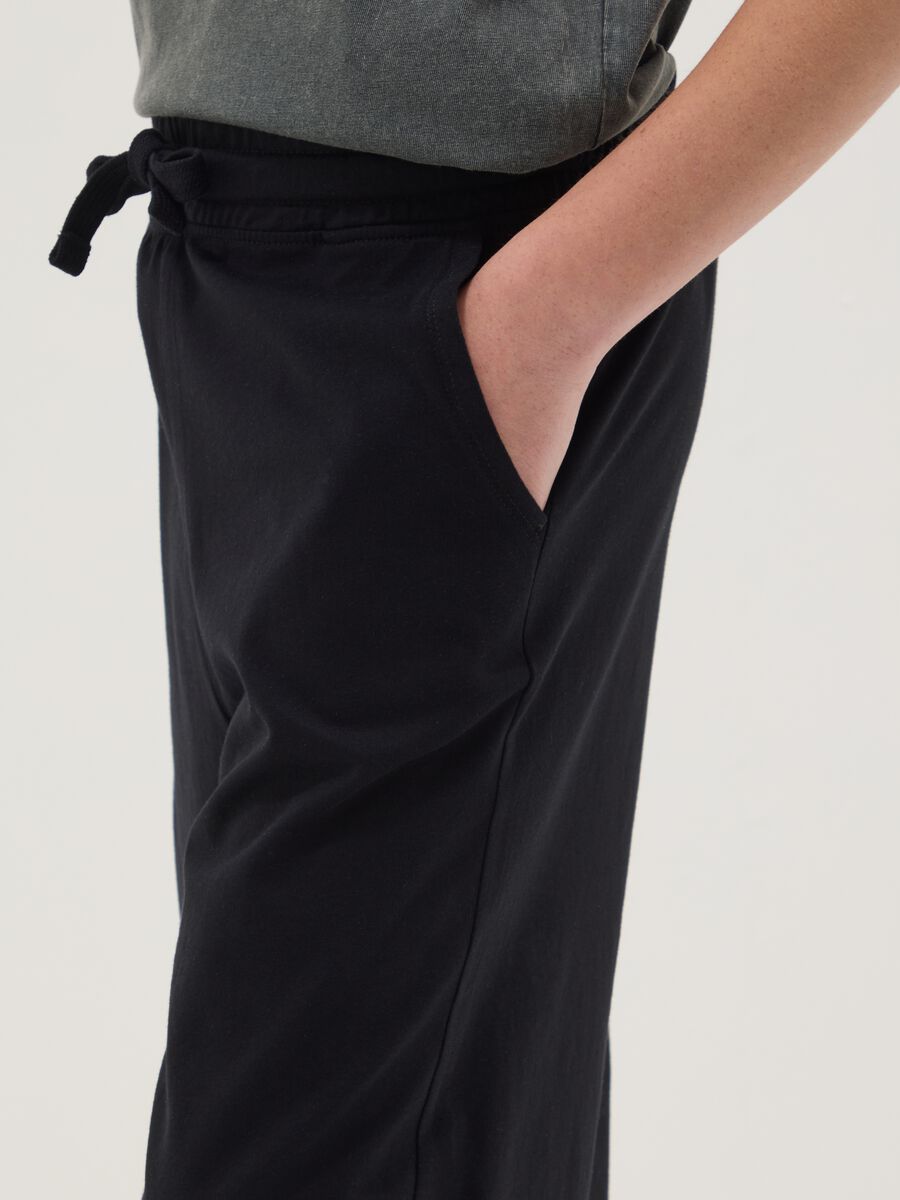 Pantal&oacute;n corto negro de puro algod&oacute;n para ni&ntilde;o, corte comfort_2