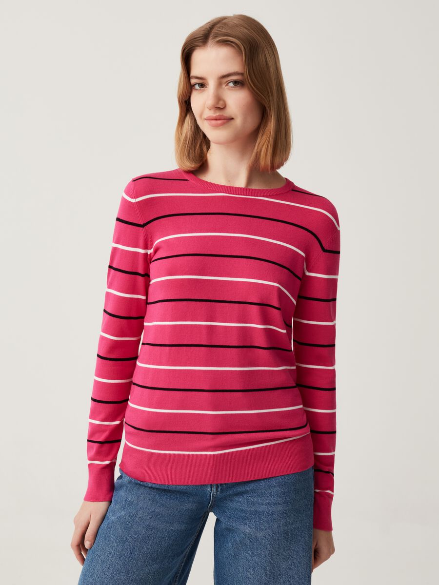 Pullover with round neck and fine stripes_0