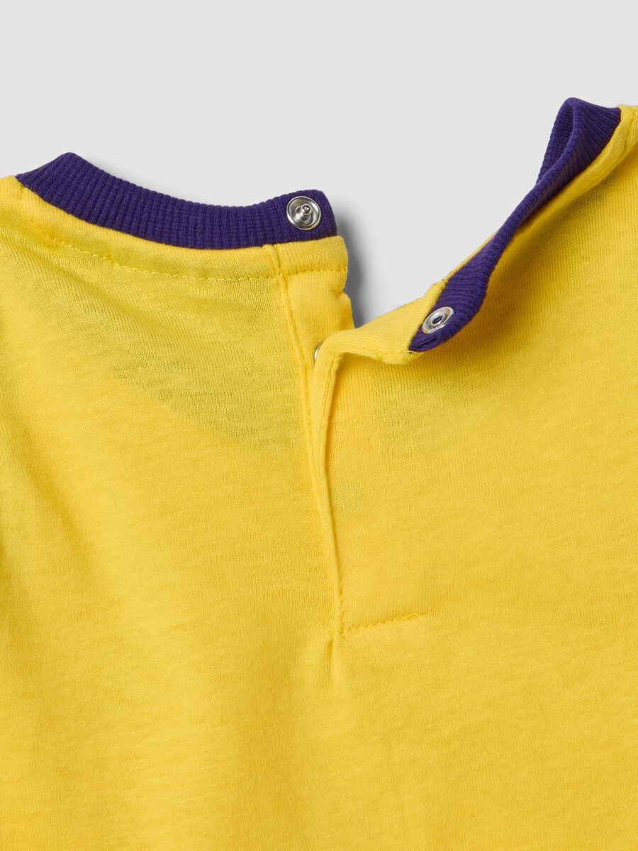 Completo giallo e nero in puro cotone con top e shorts per bimbo regular fit_3