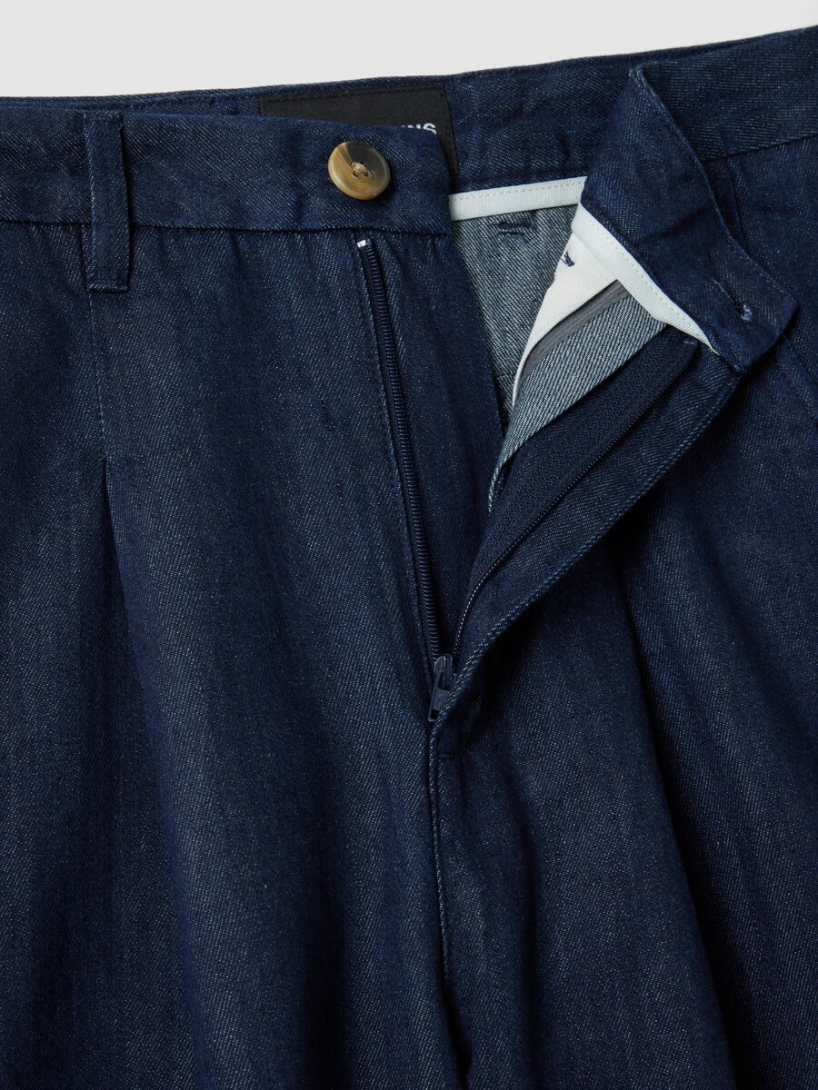 Weit geschnittene blaue Shorts aus reiner Baumwolle_5