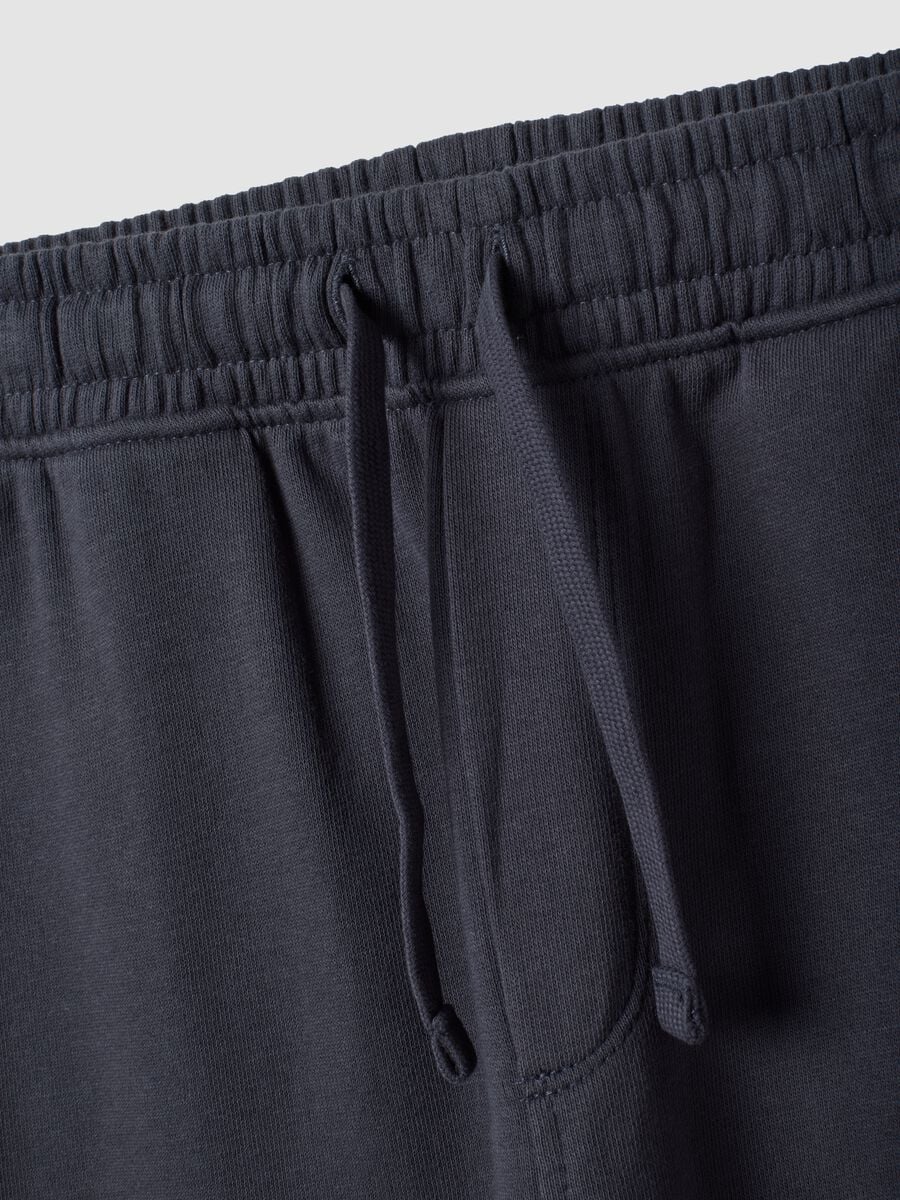 Pantaloni jogger grigi in puro cotone organico con tasche cargo per bambino_3