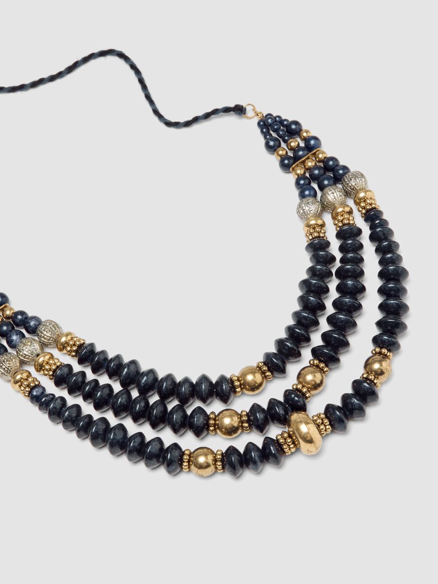 Collana blu scuro a tre fili con perline_1