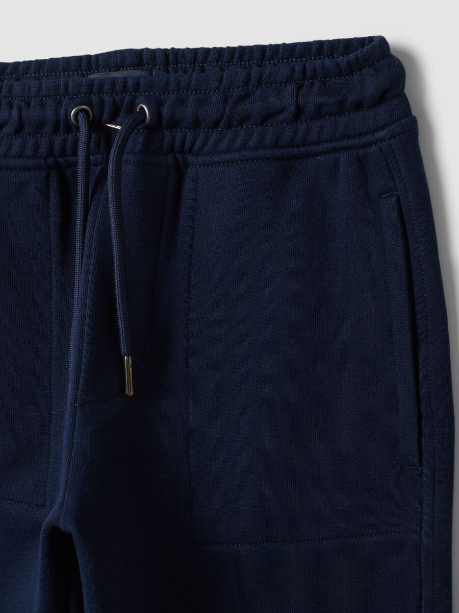 Pantaloni jogger blu in puro cotone con vita elasticizzata per bambino_2