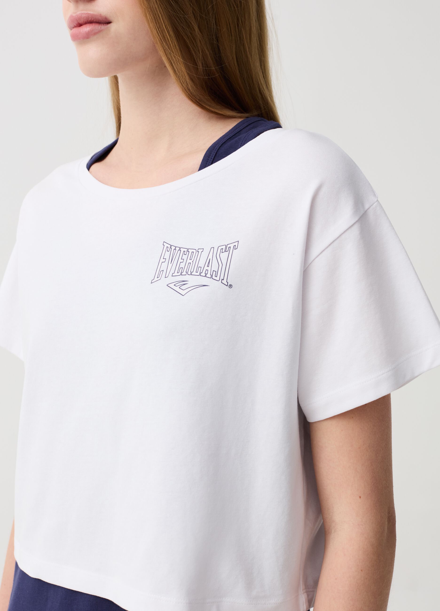 Conjunto camiseta corta y camiseta de tirantes con logo estampado