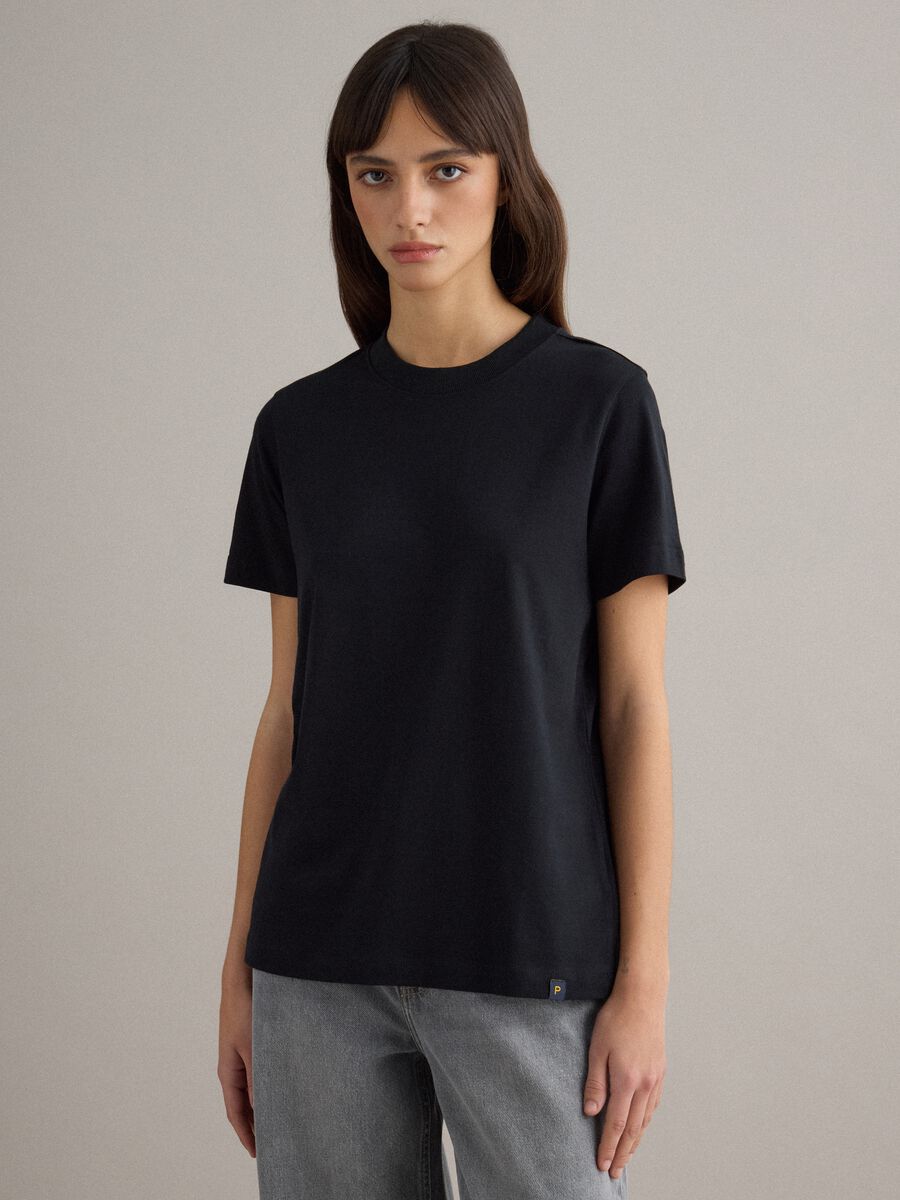 &Mu;&alpha;ύ&rho;&omicron; t-shirt &mu;&epsilon; &sigma;&tau;&rho;&omicron;&gamma;&gamma;&upsilon;&lambda;ή &lambda;&alpha;&iota;&mu;ό&kappa;&omicron;&psi;&eta; &alpha;&pi;ό &kappa;&alpha;&theta;&alpha;&rho;ό &beta;&alpha;&mu;&beta;ά&kappa;&iota; &sigma;&epsilon; &kappa;&alpha;&nu;&omicron;&nu;&iota;&kappa;ή &epsilon;&phi;&alpha;&rho;&mu;&omicron;&gamma;ή_1