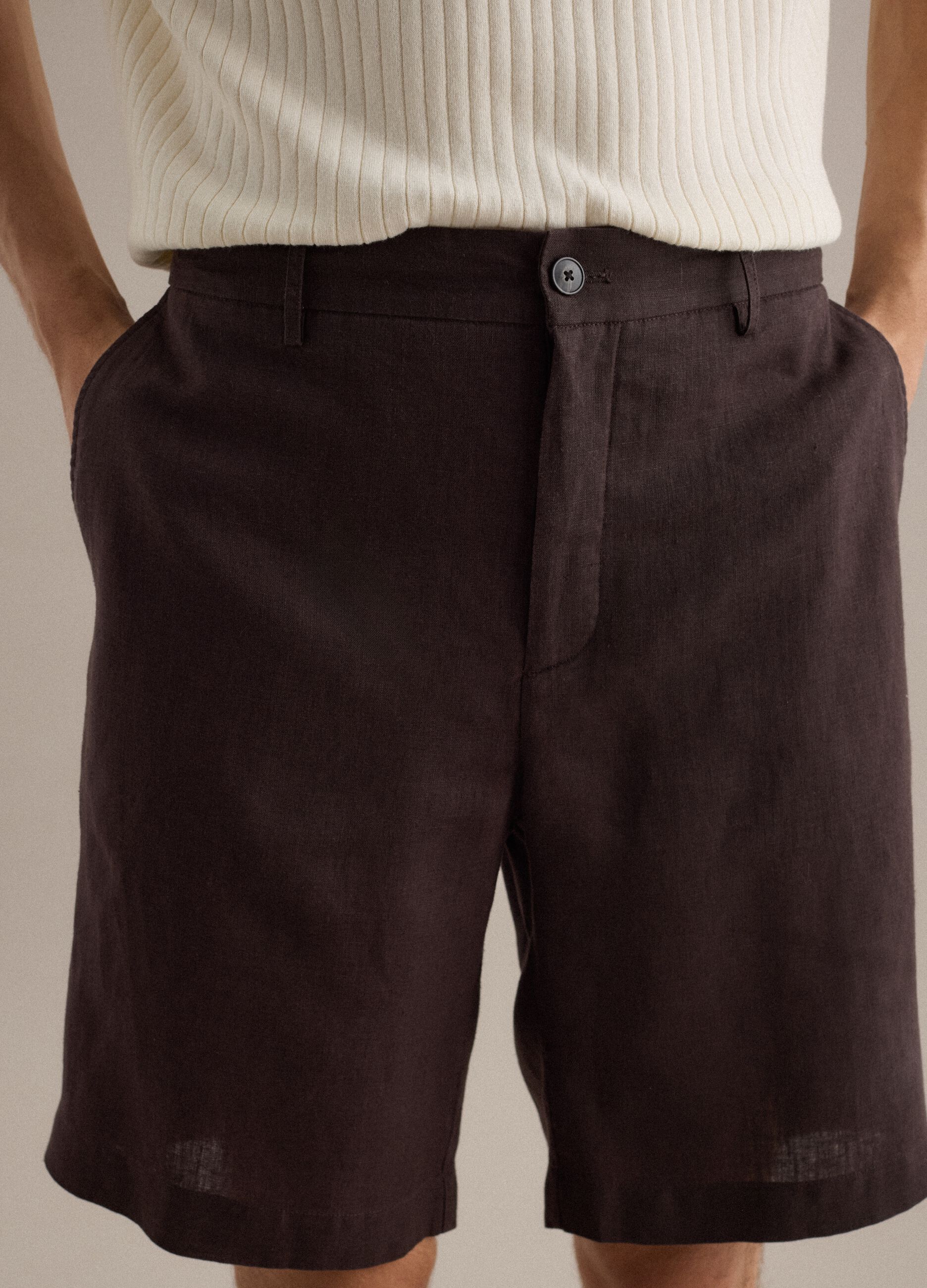 Braune Bermuda Shorts aus reinem Leinen mit regul&auml;rer Passform