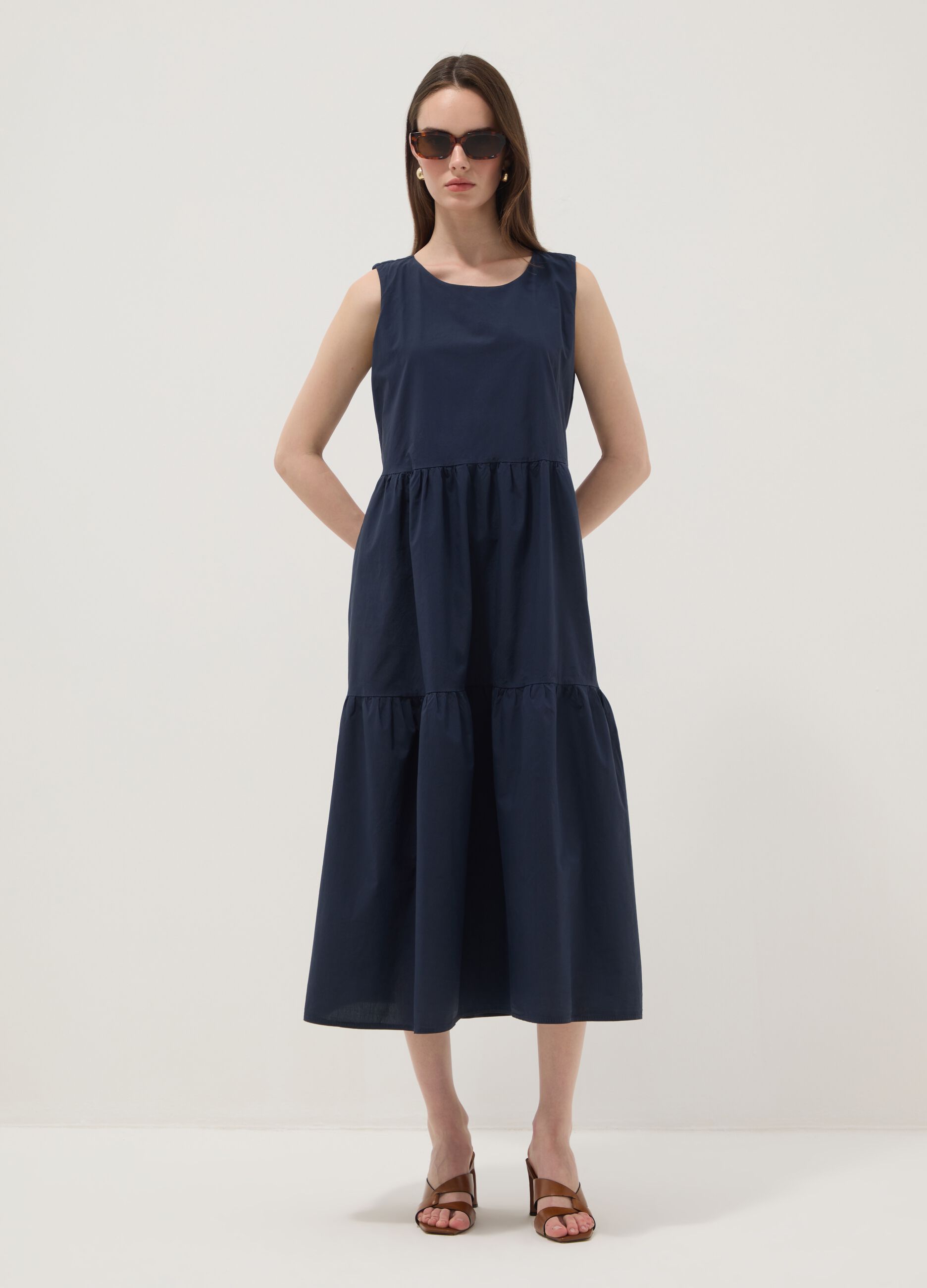 Vestido azul sem mangas em algod&atilde;o puro com folhos, corte regular