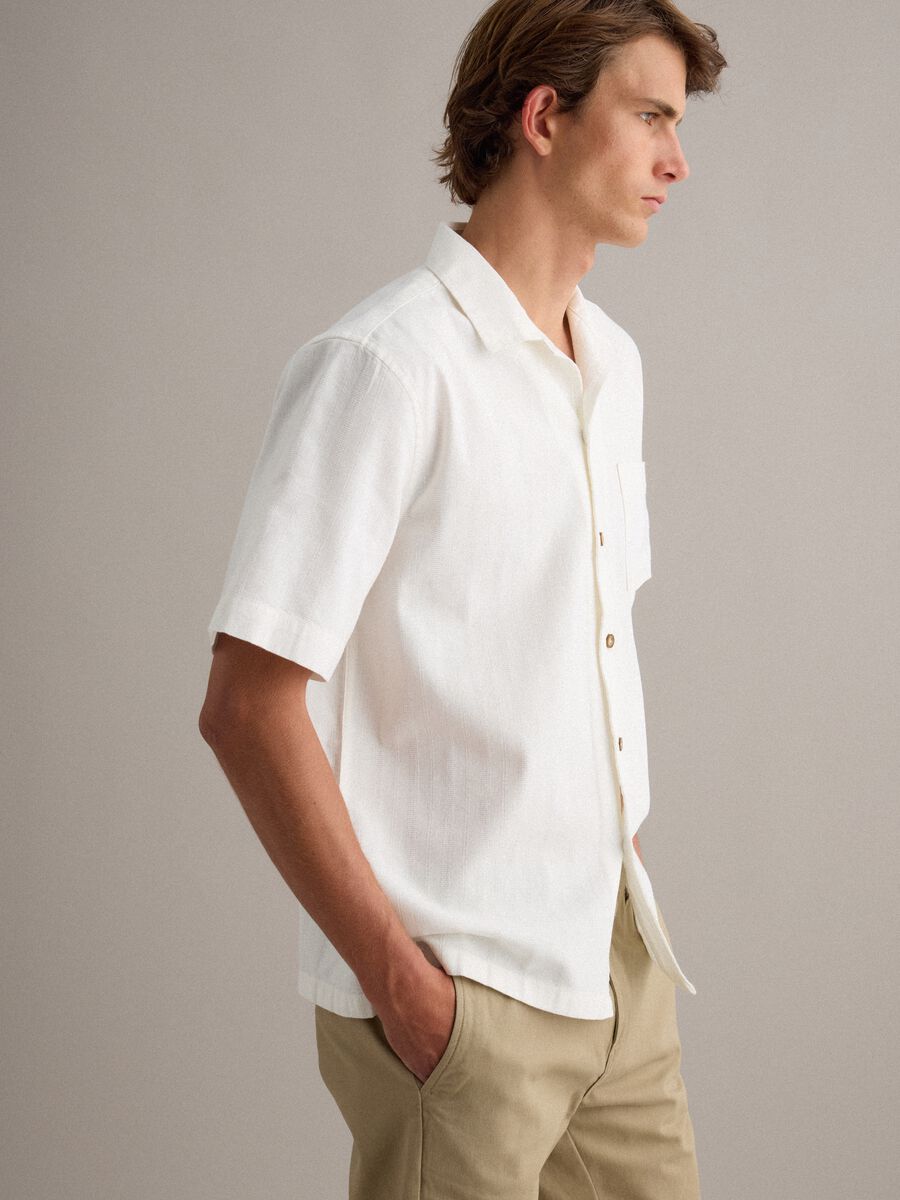 Wei&szlig;es Regular-Fit-Hemd aus reiner Baumwolle mit Streifen und Brusttasche_0