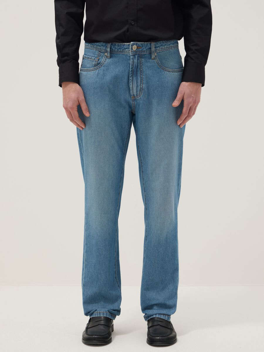 Regul&auml;re Passform aus reiner Baumwolle in blauem Denim_1