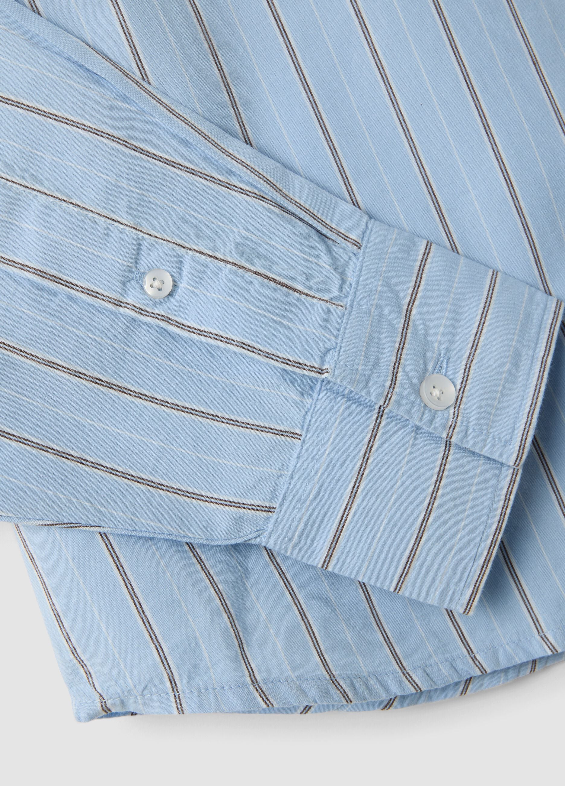 Camisa azul cropped em algod&atilde;o puro &agrave;s riscas, corte oversize