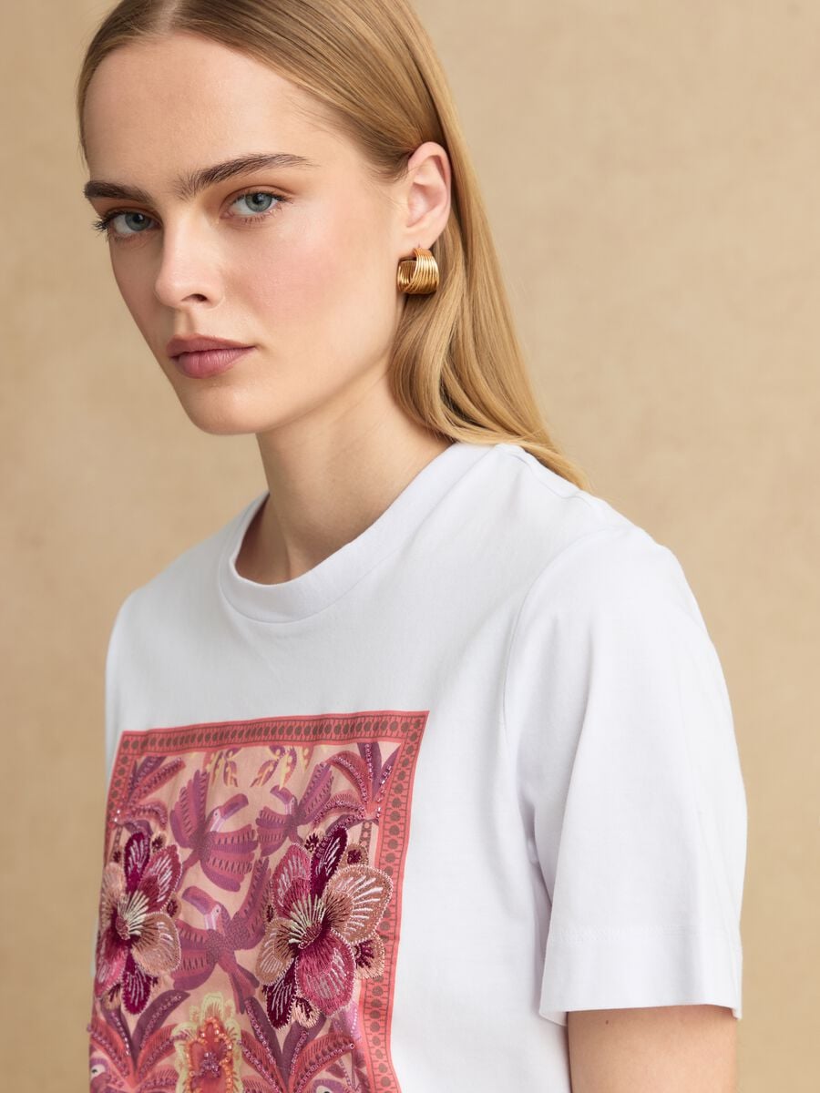 Wei&szlig;es T-Shirt aus reiner Baumwolle mit floralem Print_0