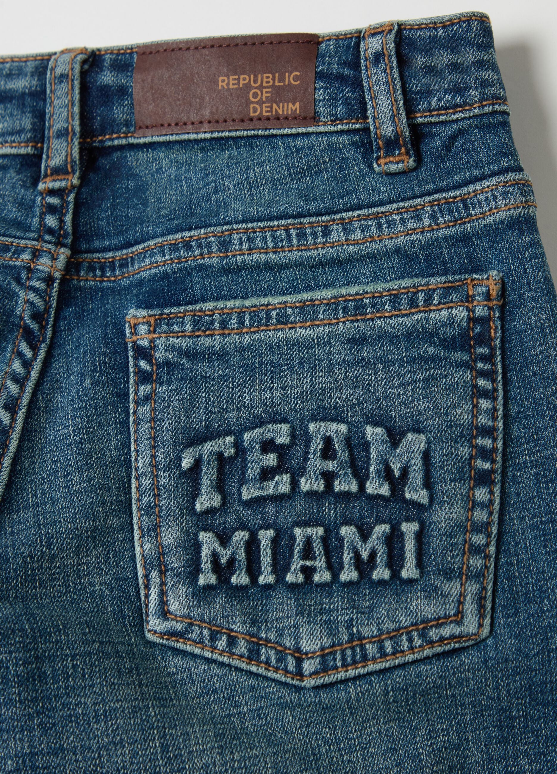 Straight-fit jeans with abrasions and print