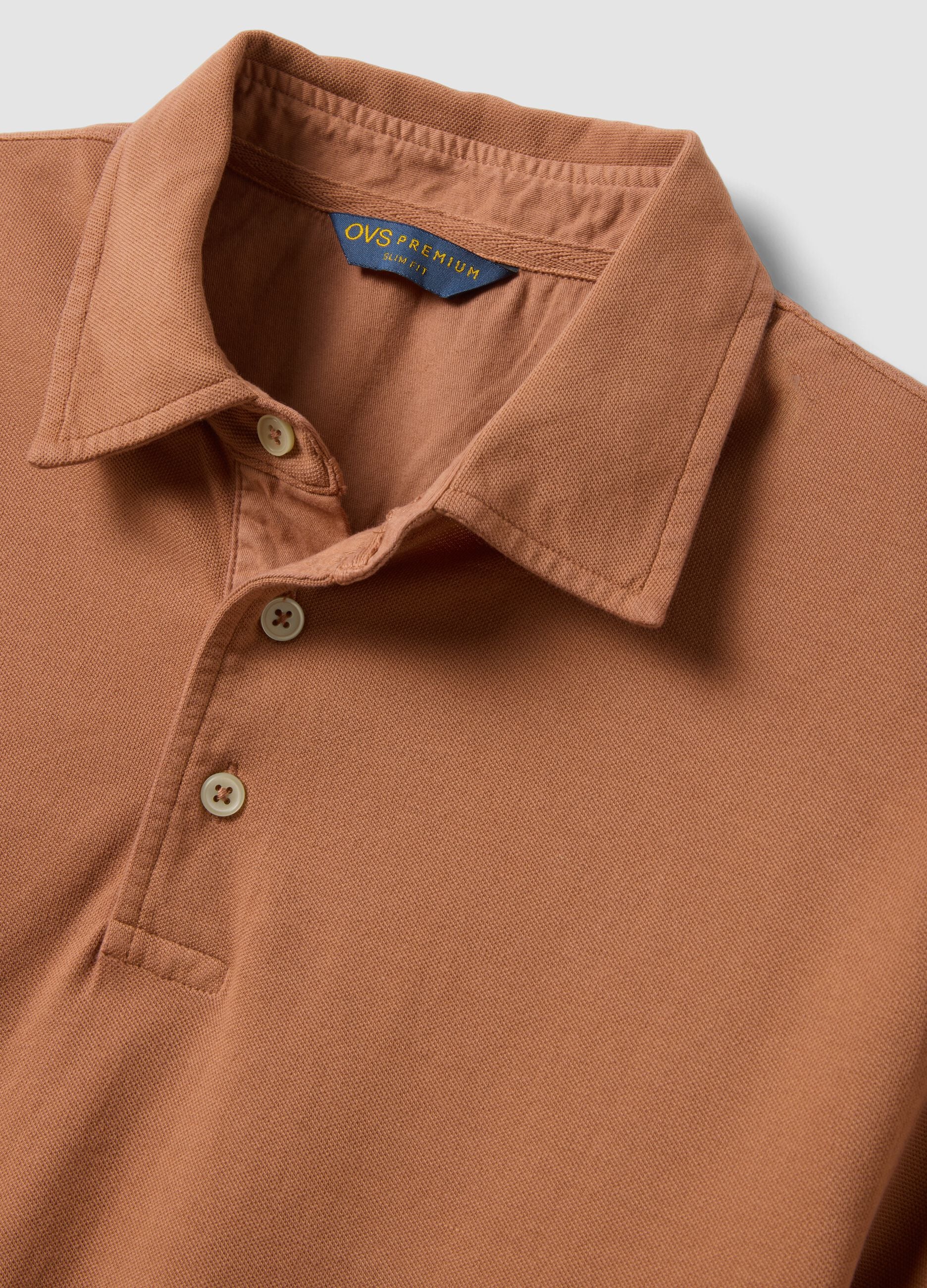 Polo castanho em algod&atilde;o puro de manga curta slim fit
