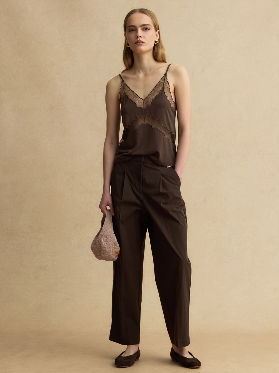 &Kappa;&alpha;&phi;έ &mu;&pi;&lambda;&omicron;ύ&zeta;&alpha; &alpha;&pi;ό &alpha;&nu;ά&mu;&epsilon;&iota;&xi;&eta; &beta;&iota;&sigma;&kappa;ό&zeta;&eta;&sigmaf; &sigma;&epsilon; &kappa;&alpha;&nu;&omicron;&nu;&iota;&kappa;ή &gamma;&rho;&alpha;&mu;&mu;ή &mu;&epsilon; &delta;&iota;ά&phi;&alpha;&nu;&alpha; &sigma;&tau;&omicron;&iota;&chi;&epsilon;ί&alpha;_2