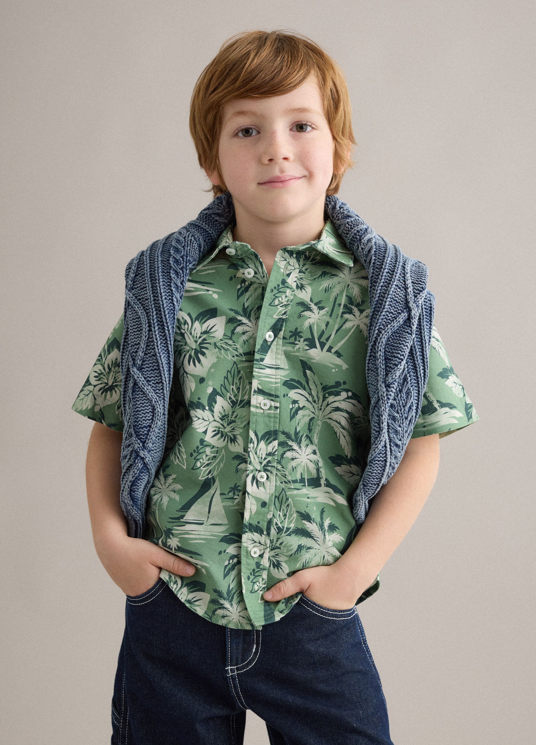 Camisa verde em algod&atilde;o puro com estampado tropical