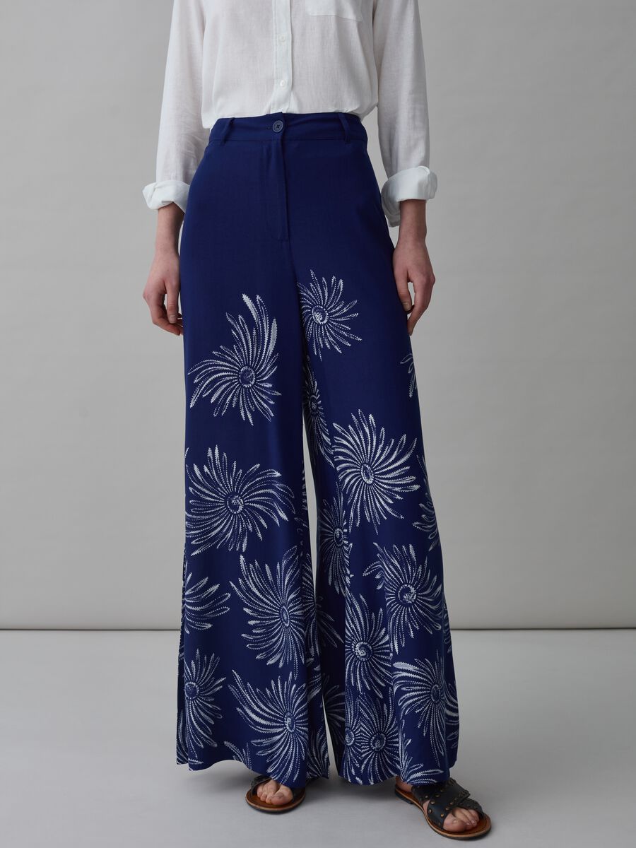 Flare-fit trousers in viscose with print_1