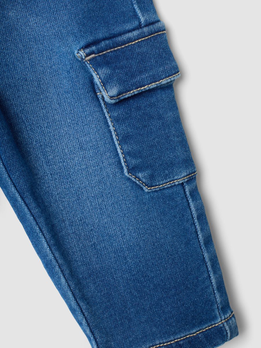 Blaue Baby-Hose aus Stretch-Baumwolle mit Cargo-Tasche_3