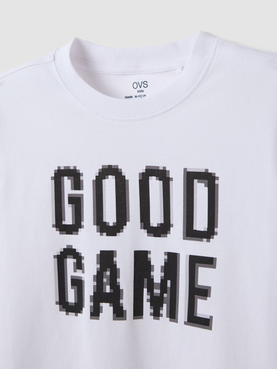 T-shirt bianca in puro cotone organico con scritta "Good Game" per ragazzo_1
