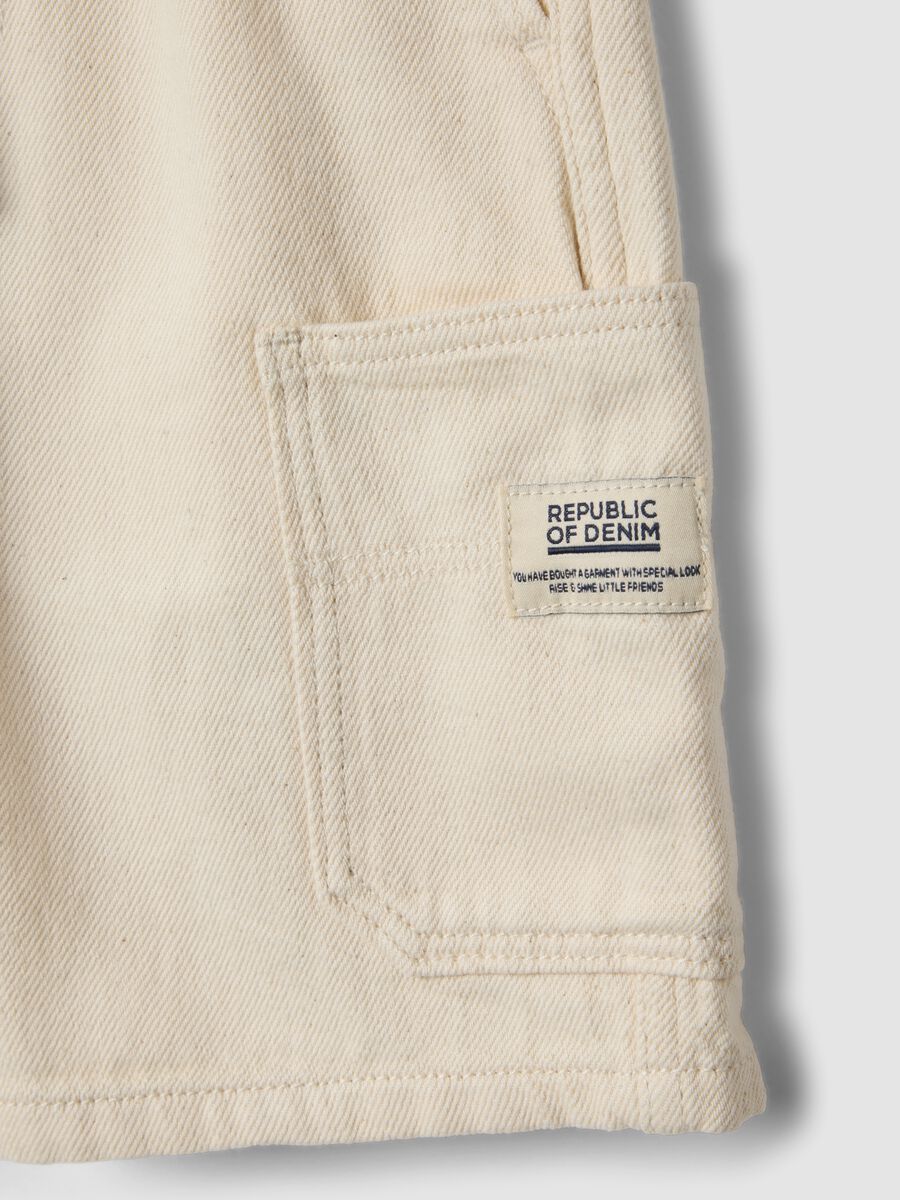 Wei&szlig;e Cargo-Shorts aus reiner Baumwolle f&uuml;r Jungen, Regular Fit, mit Kordelzug_3