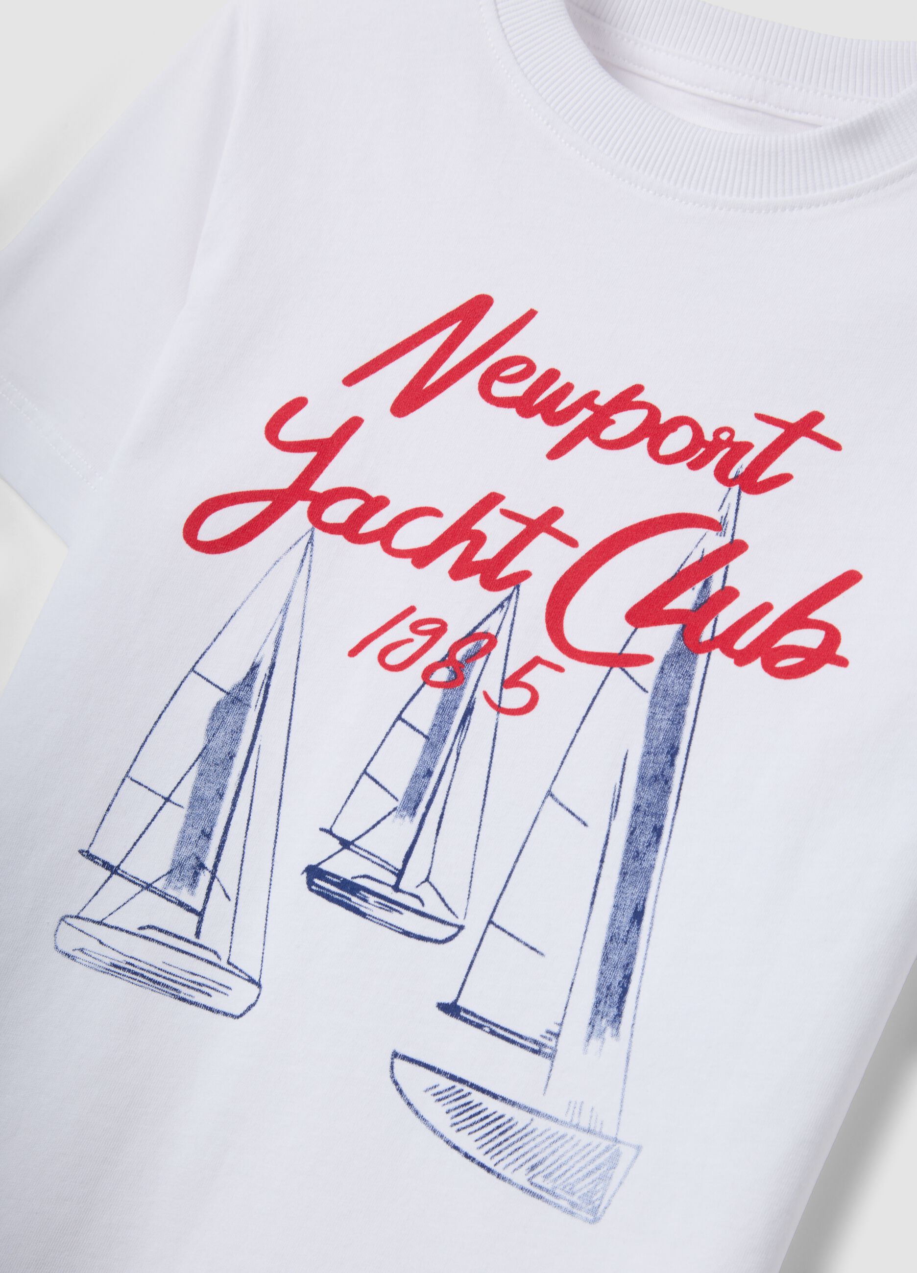 &Lambda;&epsilon;&upsilon;&kappa;ό &pi;&alpha;&iota;&delta;&iota;&kappa;ό T-shirt &alpha;&pi;ό 100% &beta;&alpha;&mu;&beta;ά&kappa;&iota; &mu;&epsilon; &tau;ύ&pi;&omega;&mu;&alpha; &iota;&sigma;&tau;&iota;&omicron;&pi;&lambda;&omicron;ΐ&alpha;&sigmaf;