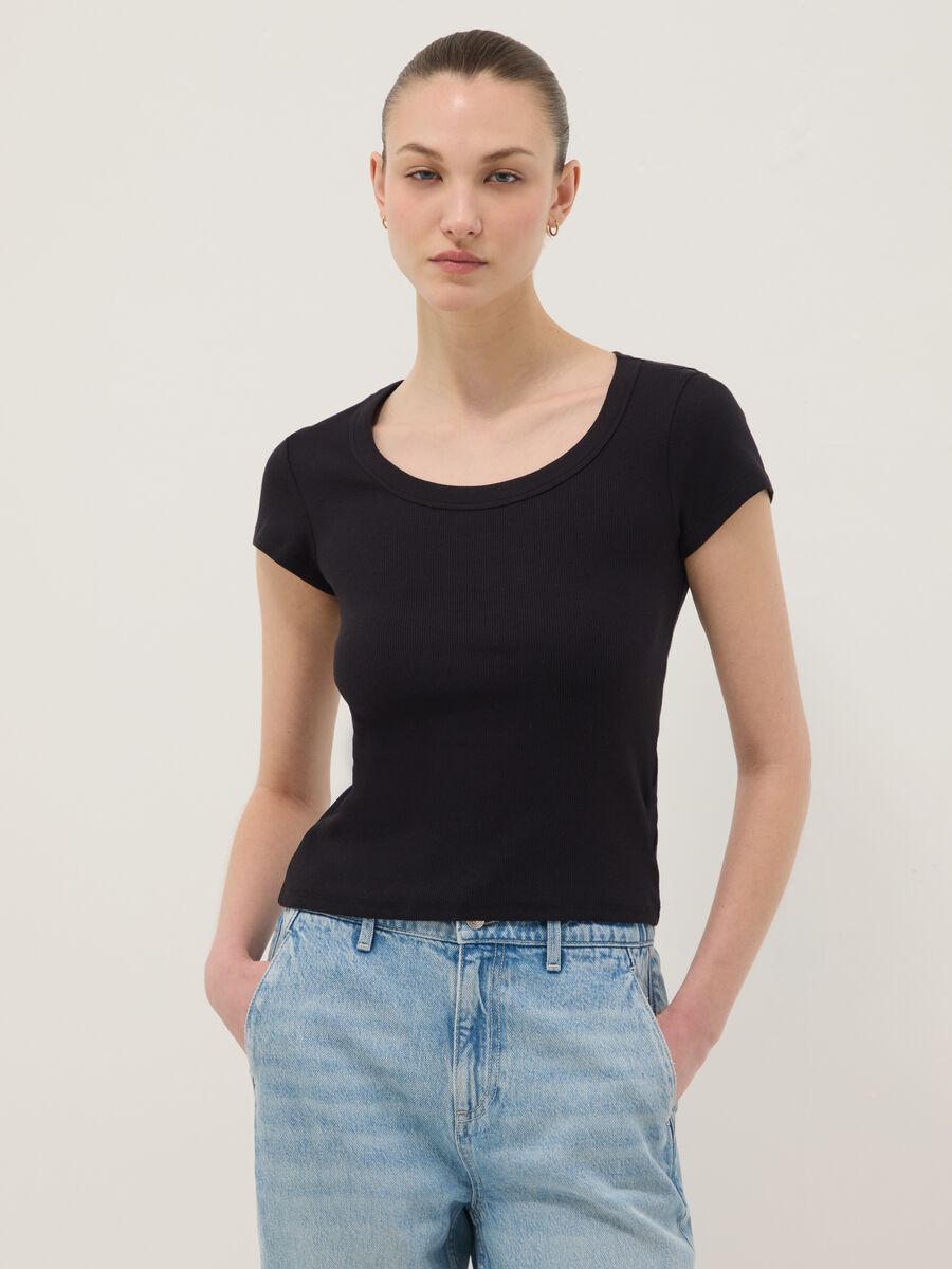 &Mu;&alpha;ύ&rho;&omicron; &epsilon;&phi;&alpha;&rho;&mu;&omicron;&sigma;&tau;ό T-shirt &mu;&epsilon; &kappa;&omicron;&nu;&tau;ά &mu;&alpha;&nu;ί&kappa;&iota;&alpha; &alpha;&pi;ό &epsilon;&lambda;&alpha;&sigma;&tau;&iota;&kappa;ό &beta;&alpha;&mu;&beta;ά&kappa;&iota;_1