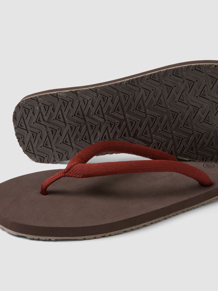 Brown flip-flops with thick straps_2