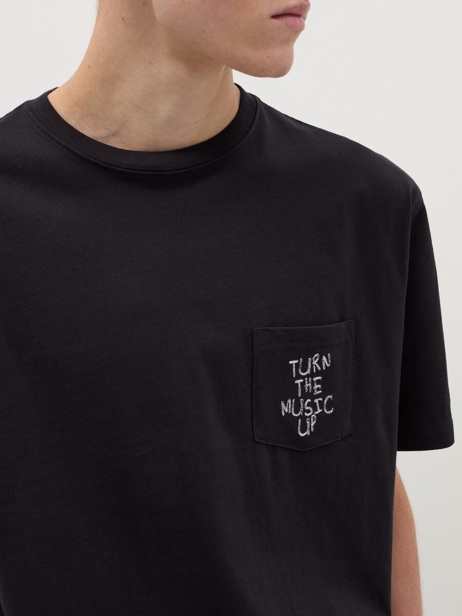 T-shirt with embroidered pocket_3
