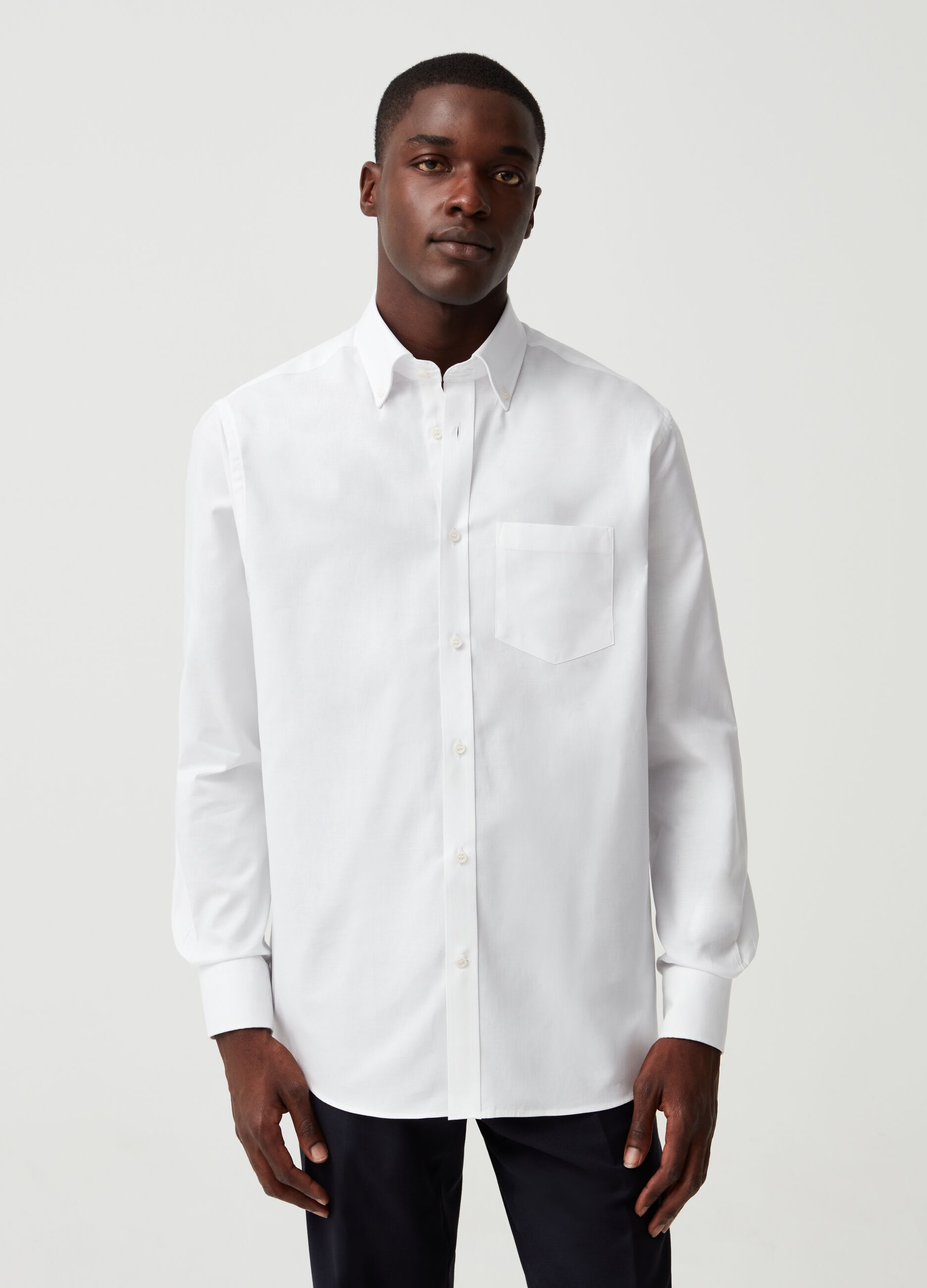 Camisa regular fit de algodón con bolsillo