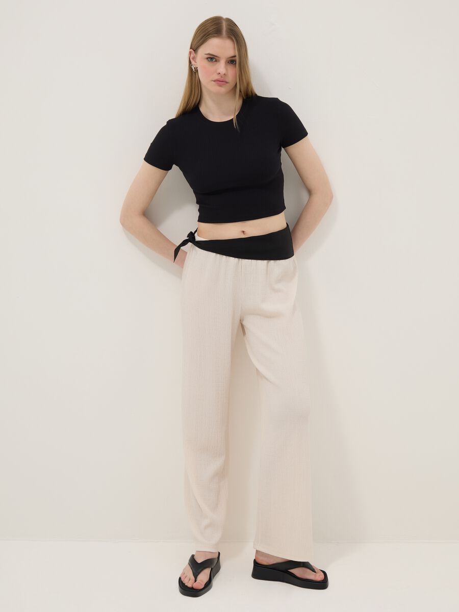 Schwarzes, geripptes, figurbetontes T-Shirt aus Stretch-Baumwolle_1