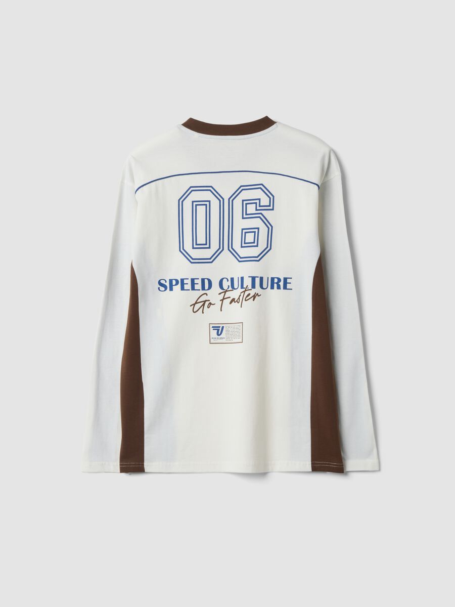 Wei&szlig;es T-Shirt aus reiner Baumwolle mit Rundhalsausschnitt und Racing-Print_2