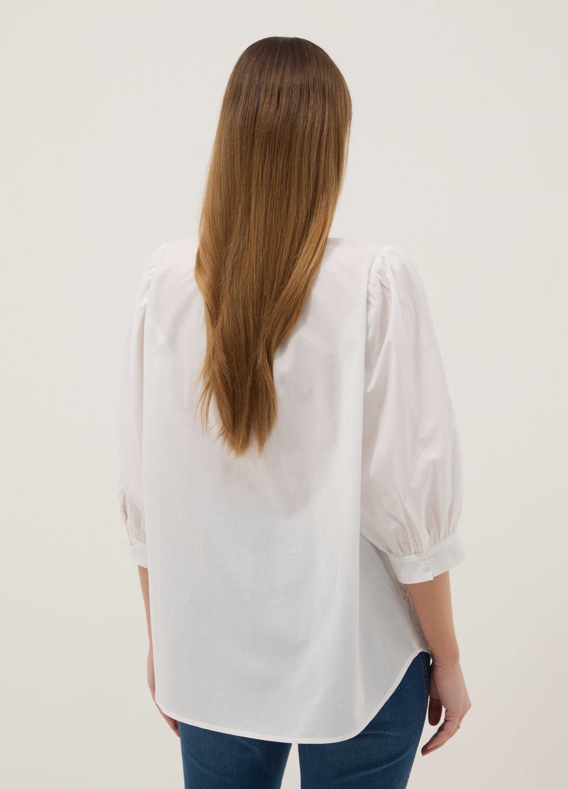 Wei&szlig;e Umstandsbluse aus reiner Baumwolle mit Stehkragen