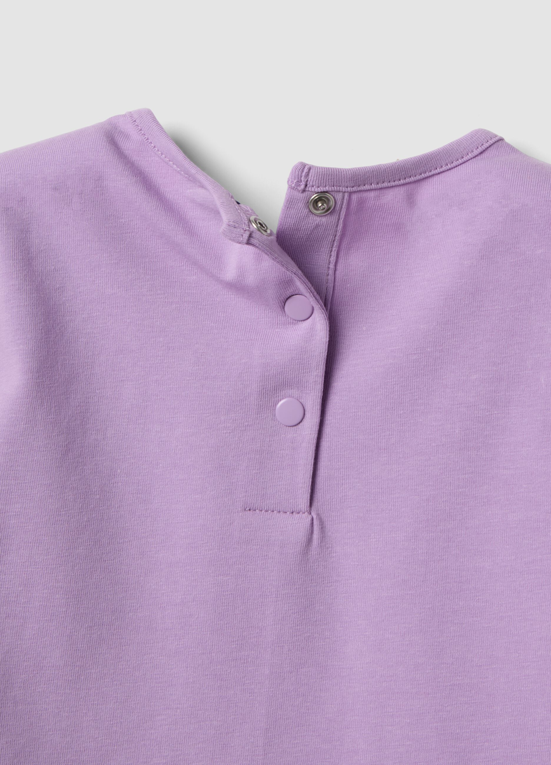 Conjunto roxo em algod&atilde;o el&aacute;stico com t-shirt e cal&ccedil;&otilde;es para menina, corte regular