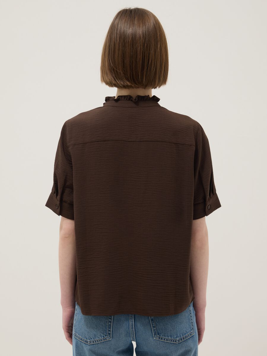 Camisa castanha de manga curta em puro algod&atilde;o regular fit_2