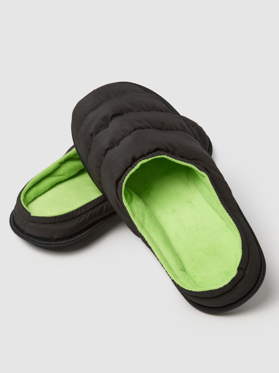 Black padded slippers with green lining, regular fit_2